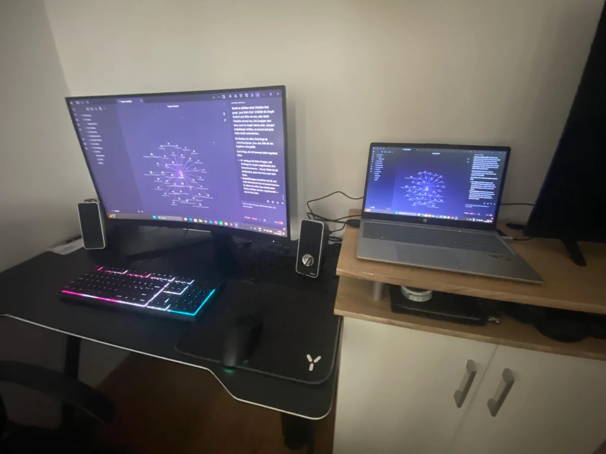 Arbeitsplatz mit Bildschirm und Laptop