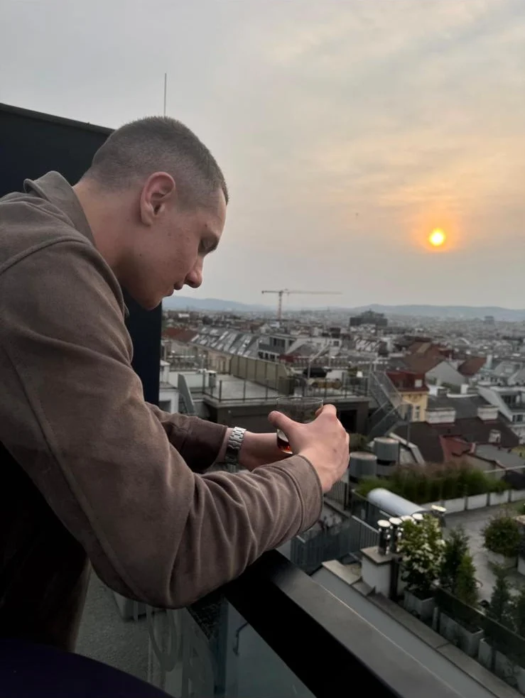 Elias Blaschek auf einem Balkon über Wien